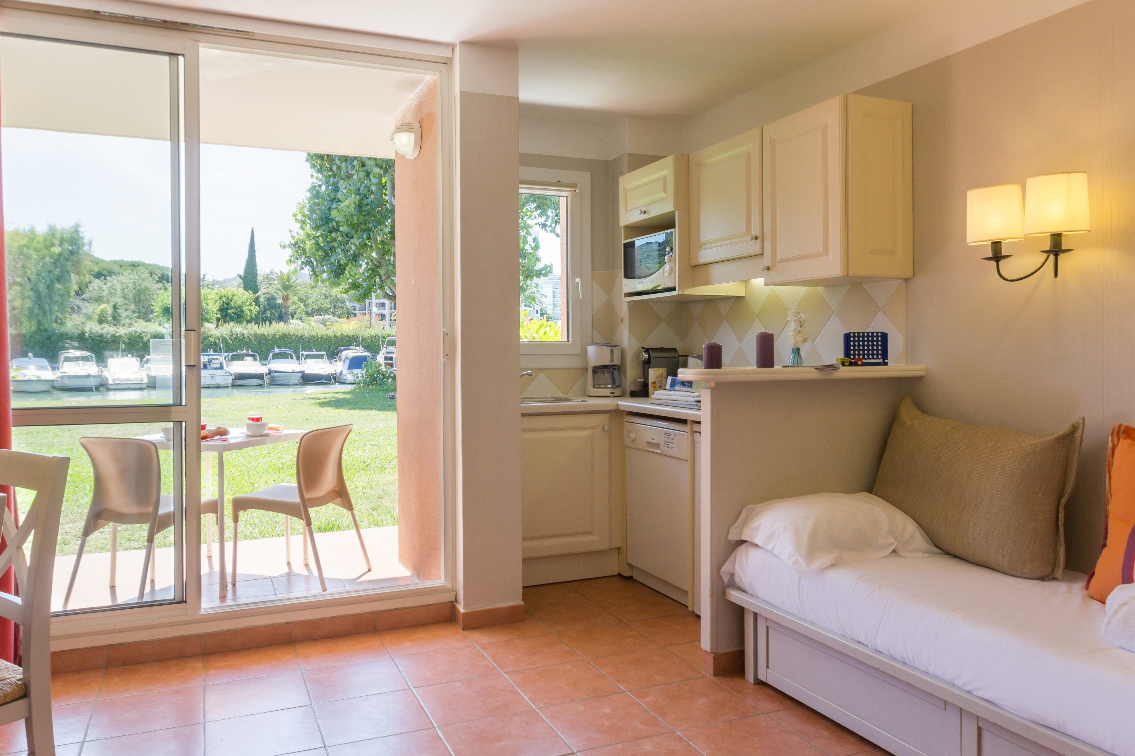 Réfrigérateur, micro-ondes, plaque de cuisson, lave-vaisselle