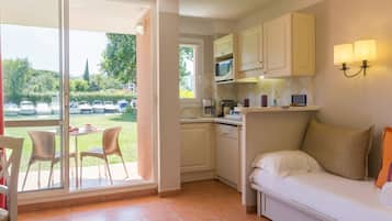 Réfrigérateur, micro-ondes, plaque de cuisson, lave-vaisselle