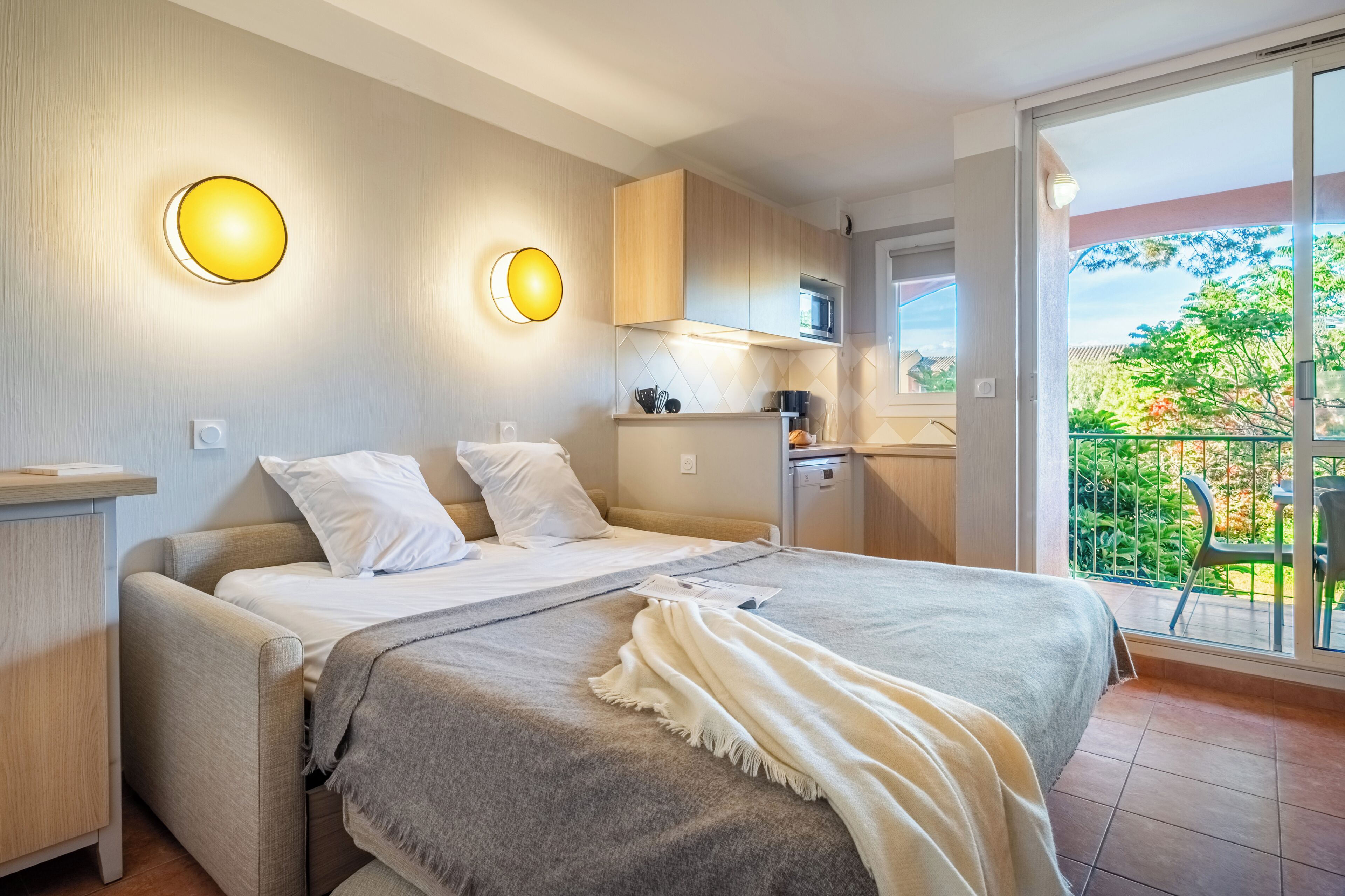 Studio 4 personnes - 1 coin nuit - Terrasse ou balcon - Rénové | Mørklægningsgardiner, gratis Wi-Fi, sengetøj