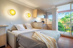 Cortinas blackout, wifi gratis y ropa de cama 