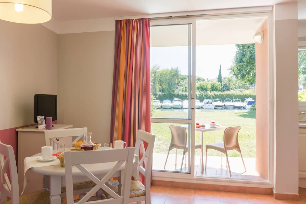 40-cm flat-screen TV with satellite channels, TV, table tennis