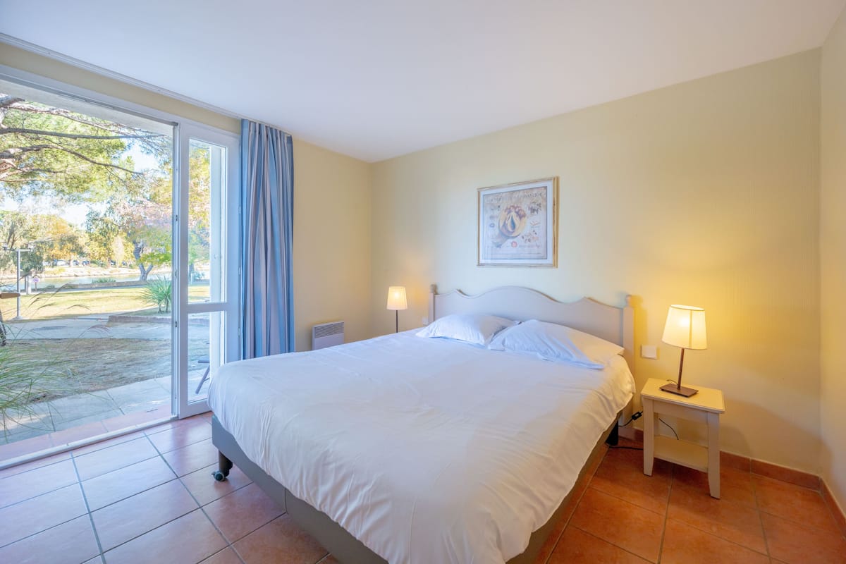 Apartment 6 people - 2 bedrooms - Terrace - Garden level | Blackout drapes, free WiFi, bed sheets