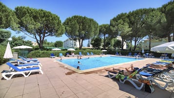 Piscine extérieure (ouverte en saison), chaises longues