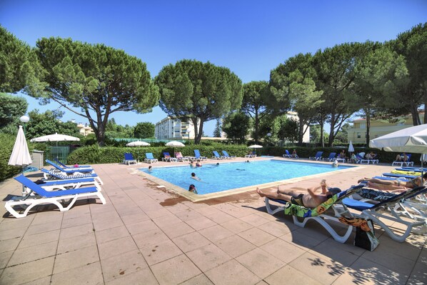 Piscine extérieure (ouverte en saison), chaises longues