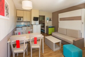 Frigorífico, placa de cocina, lavavajillas y máquina de café espresso