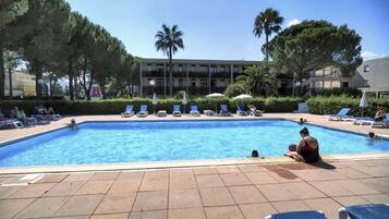 Piscine extérieure (ouverte en saison), chaises longues