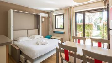 Rideaux occultants, fer et planche à repasser, lits bébé (en supplément)