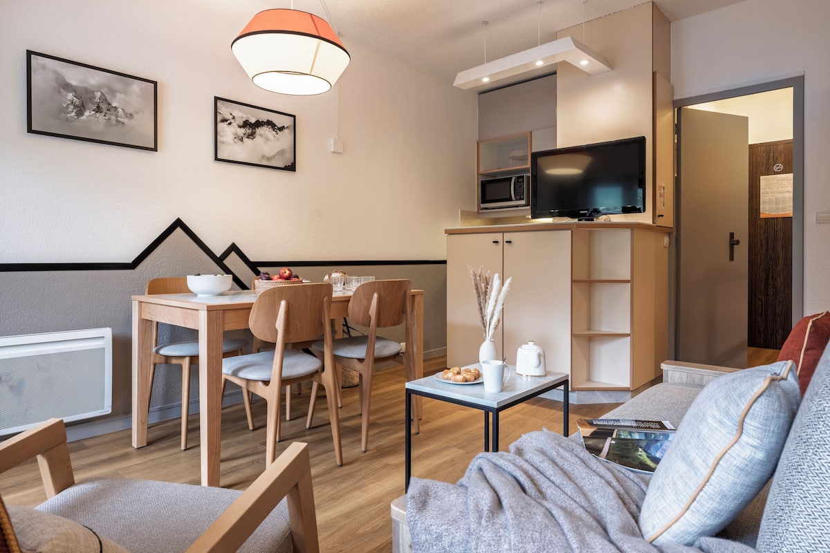 Studio 4 personnes - 1 coin nuit - Vue montagne - rénové | Aire de séjour | Téléviseur