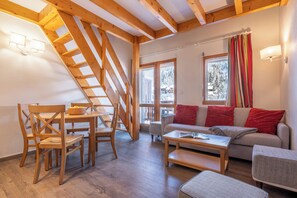 Studio 6 people - 1 sleeping area + 1 mezzanine - standard | Living area | TV