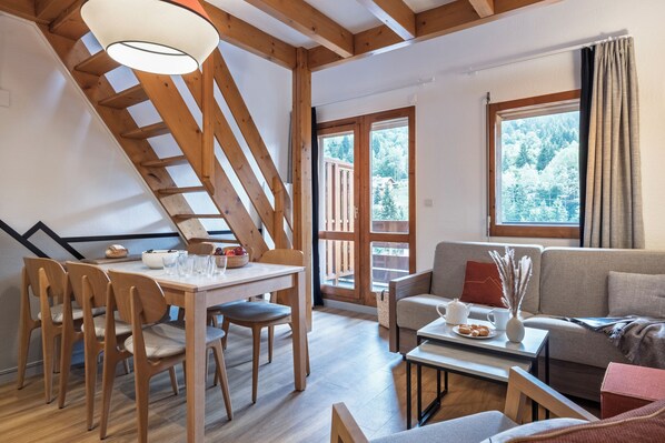 Studio 6 personnes - 1 coin nuit + 1 mezzanine - Vue montagne - rénové | Aire de séjour | Téléviseur
