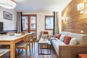 Appartement 6 personnes - 1 chambre + 1 coin nuit - rénové | Área de estar | TV