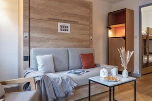 Studio 4 personnes - 1 coin nuit - rénové | 起居區 | 電視