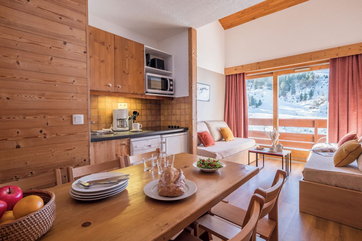 Appartement 6 personnes - 1 chambre + 1 coin nuit - Rénové | Khu phòng khách | TV