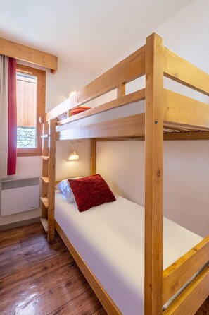 Studio 4 people - 1 sleeping alcove | Cribs/infant beds, free WiFi, bed sheets