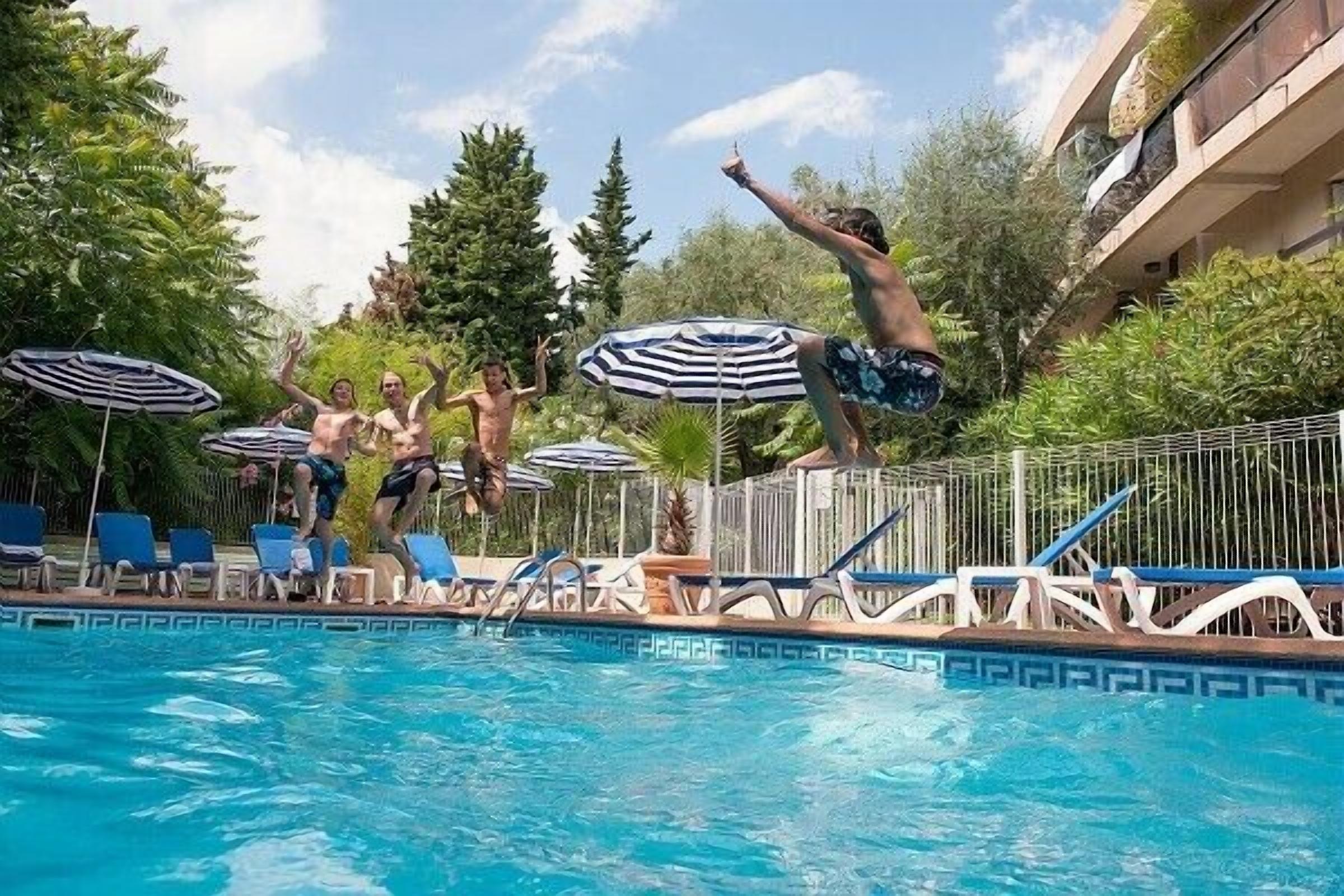 حمّام سباحة خارجي موسمي، مظلات على حمّام السباحة، مقاعد للتشمس