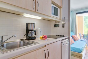 Apart Daire, 1 Yatak Odası, Balkon | Özel küçük mutfak | Buzdolabı, mikrodalga fırın, set üstü ocak, bulaşık makinesi 