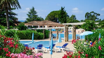 Piscina externa sazonal, guarda-sóis, espreguiçadeiras