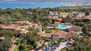 Un complejo turístico frente al mar con villas, piscina y vistas al océano.