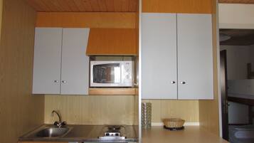 Superior Studio (Cabine) | Private kitchenette | Fridge, microwave, dishwasher, cookware/dishes/utensils