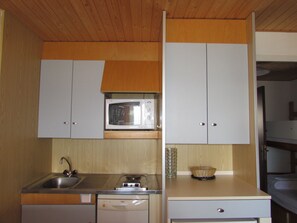 Fridge, microwave, dishwasher, cookware/dishes/utensils