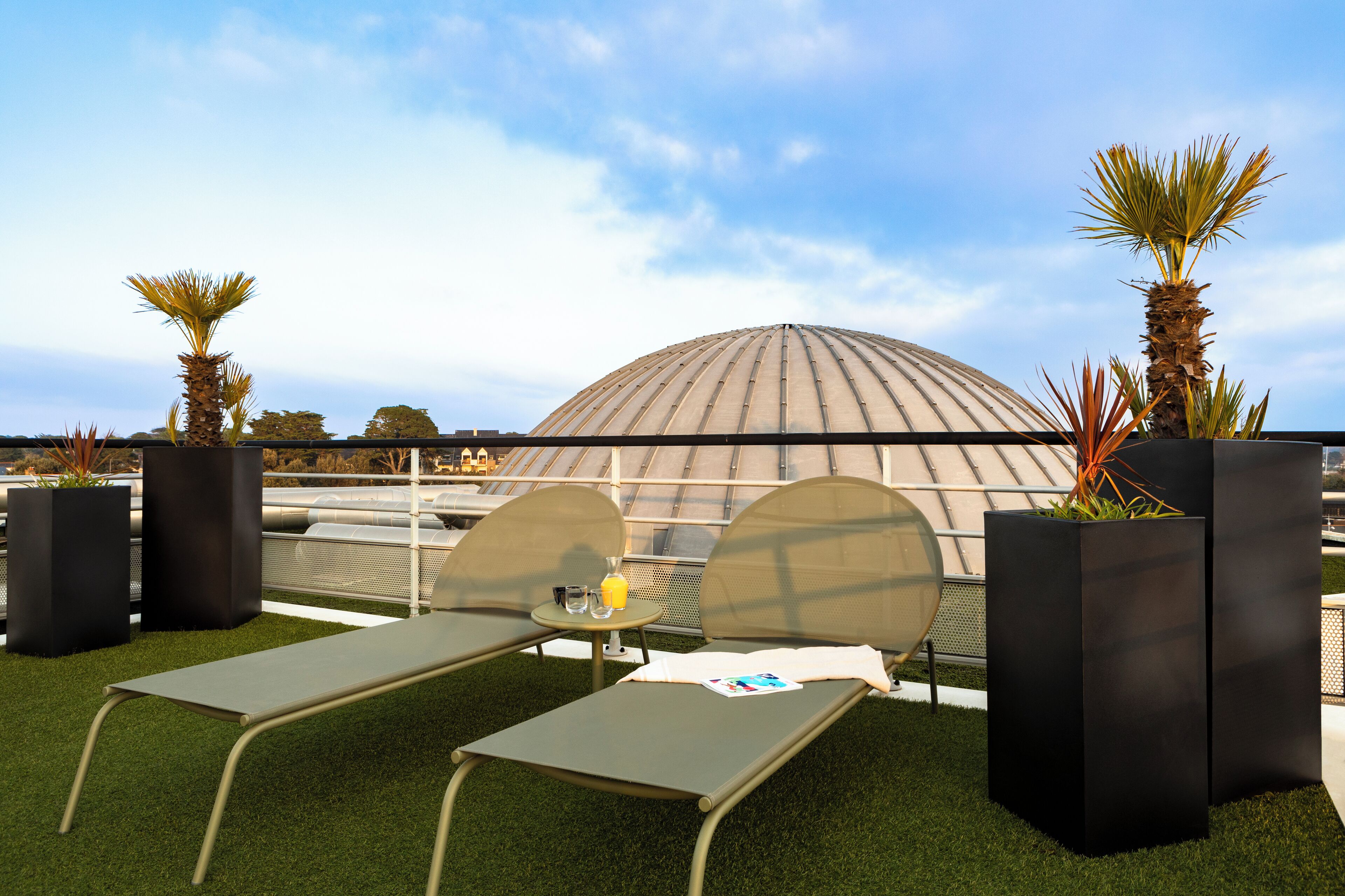 Escriptori, cortines opaques i habitacions insonoritzades 