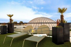 Schreibtisch, Verdunkelungsvorhänge, schallisolierte Zimmer