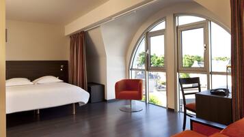 Comfort driepersoonskamer | Een bureau, verduisterende gordijnen, geluiddichte muren