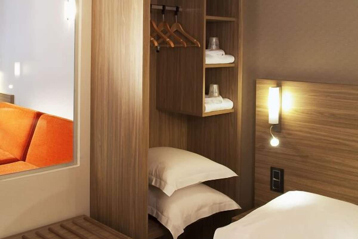 Superior Quadruple Room | Meja, langsir/tirai gelap terus, kalis bunyi, seterika/papan seterika