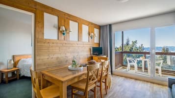 Apartamento estándar, 1 habitación | Zona de estar | Una televisión