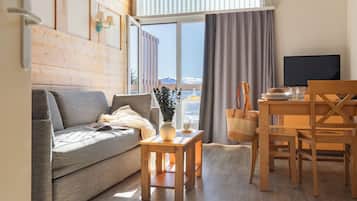 Apartment 7 people - 1 bedroom + 1 sleeping alcove + 1 mezzanine - Duplex | Living area | TV