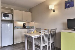 Apartamento | Cozinha privada | Geladeira, micro-ondas, cooktop, lava-louças