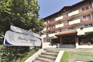 Un hotel con un cartel que indica disponibilidad para una semana o más.
