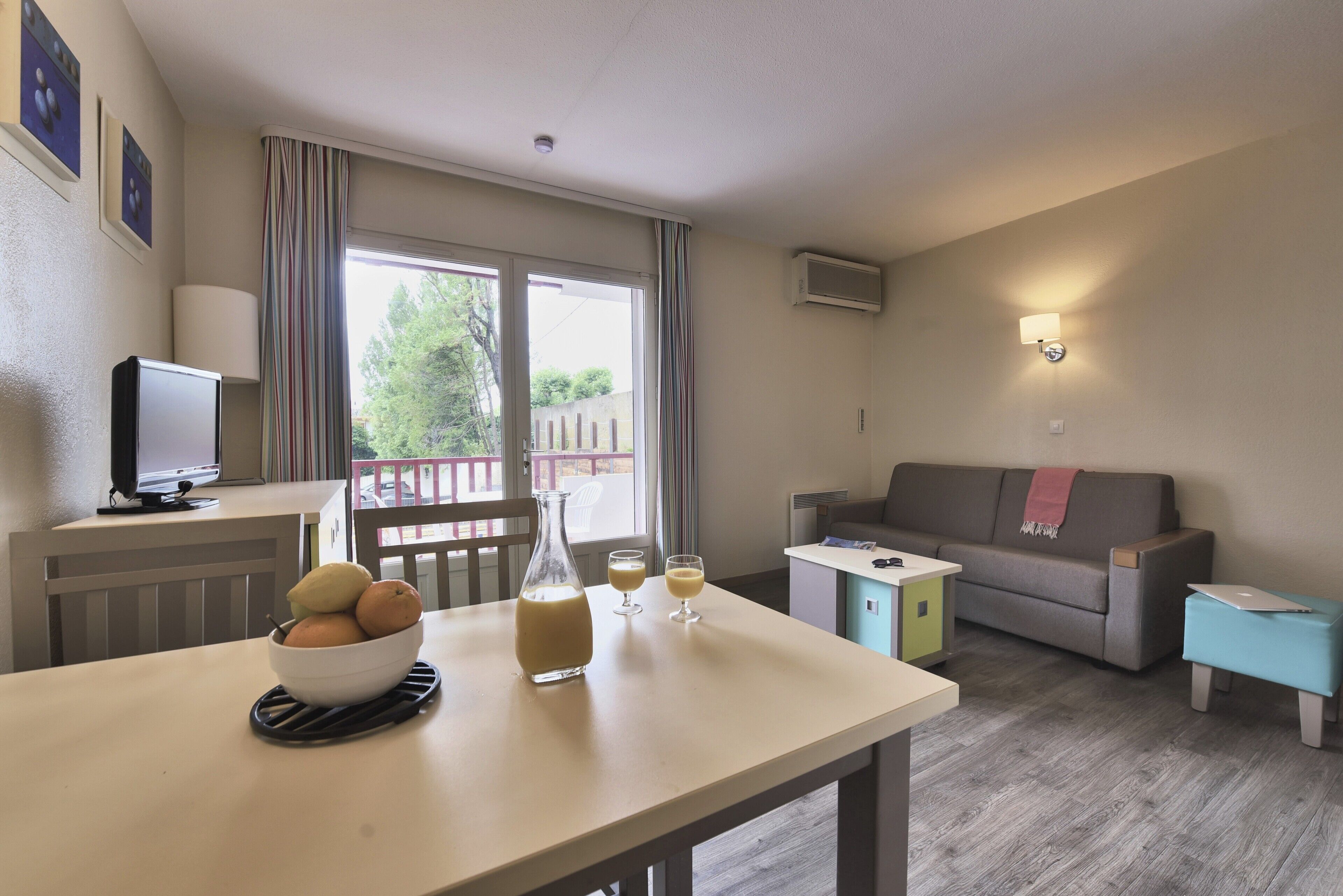 Standard - Apartment 6 people - 1 bedroom + 1 sleeping alcove | Living area | TV