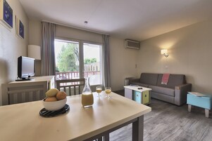 Standard - Apartment 6 people - 1 bedroom + 1 sleeping alcove | Living area | TV