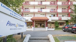 A multi-story building with a sign indicating it is a residence named Pierre & Vacances. - Pierre & Vacances Résidence Eguzki (Saint-Jean-de-Luz)
