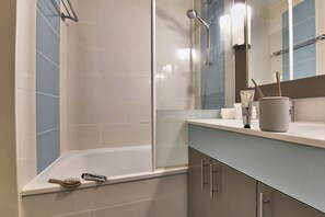 Tina, amenidades de baño gratuitas, toallas 