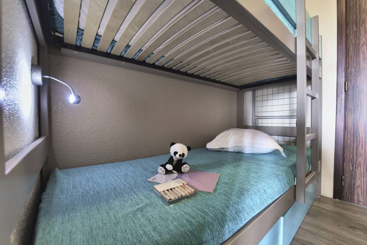 Tempat tidur bayi (biaya tambahan), Wi-Fi gratis, dan seprai linen