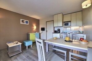 Private kitchenette - Pierre & Vacances Résidence Eguzki (Saint-Jean-de-Luz)