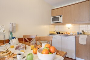 Studio 4 personnes - 1 coin nuit | Cuisine privée | Réfrigérateur, micro-ondes, plaque de cuisson, lave-vaisselle