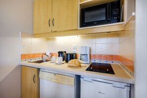 Studio 4 people - 1 sleeping alcove - Air conditioned | Private kitchen | Fridge, microwave, stovetop, dishwasher