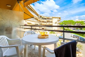 Apartment 6 people - 1 bedroom + 1 sleeping alcove - Air conditioned | Balcony - Pierre & Vacances Residence Heliotel Marine (Saint-Laurent-du-Var)