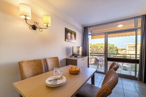 Studio 2 personnes - Climatisation | Living area | TV, table tennis