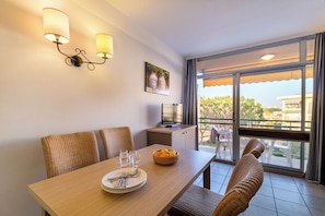 Studio 2 personnes - Climatisation | Living area | TV, table tennis