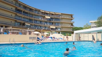 Seasonal outdoor pool, pool umbrellas, sun loungers