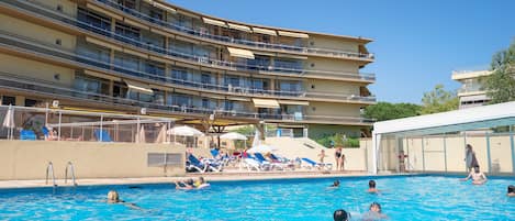 Seasonal outdoor pool, pool umbrellas, sun loungers