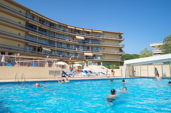 Seasonal outdoor pool, pool umbrellas, sun loungers