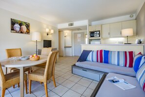 Apartment 6 people - 1 bedroom + 1 sleeping alcove - Air conditioned | Private kitchen | Fridge, microwave, stovetop, dishwasher - Pierre & Vacances Residence Heliotel Marine (Saint-Laurent-du-Var)