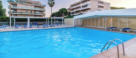 시즌별로 운영되는 야외 수영장, 일광욕 의자