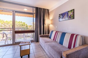 Studio 2 personnes - Climatisation | 1 bedroom, in-room safe, iron/ironing board, cribs/infant beds