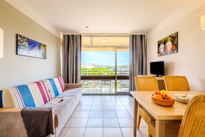 Studio 4 people - 1 sleeping alcove - Air conditioned | Living area | TV, ping pong